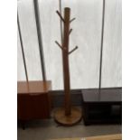 AN UNUSUAL HALL COAT/HAT STAND MADE FROM POLISHED TREE BRANCHES, ON CIRCULAR BASE