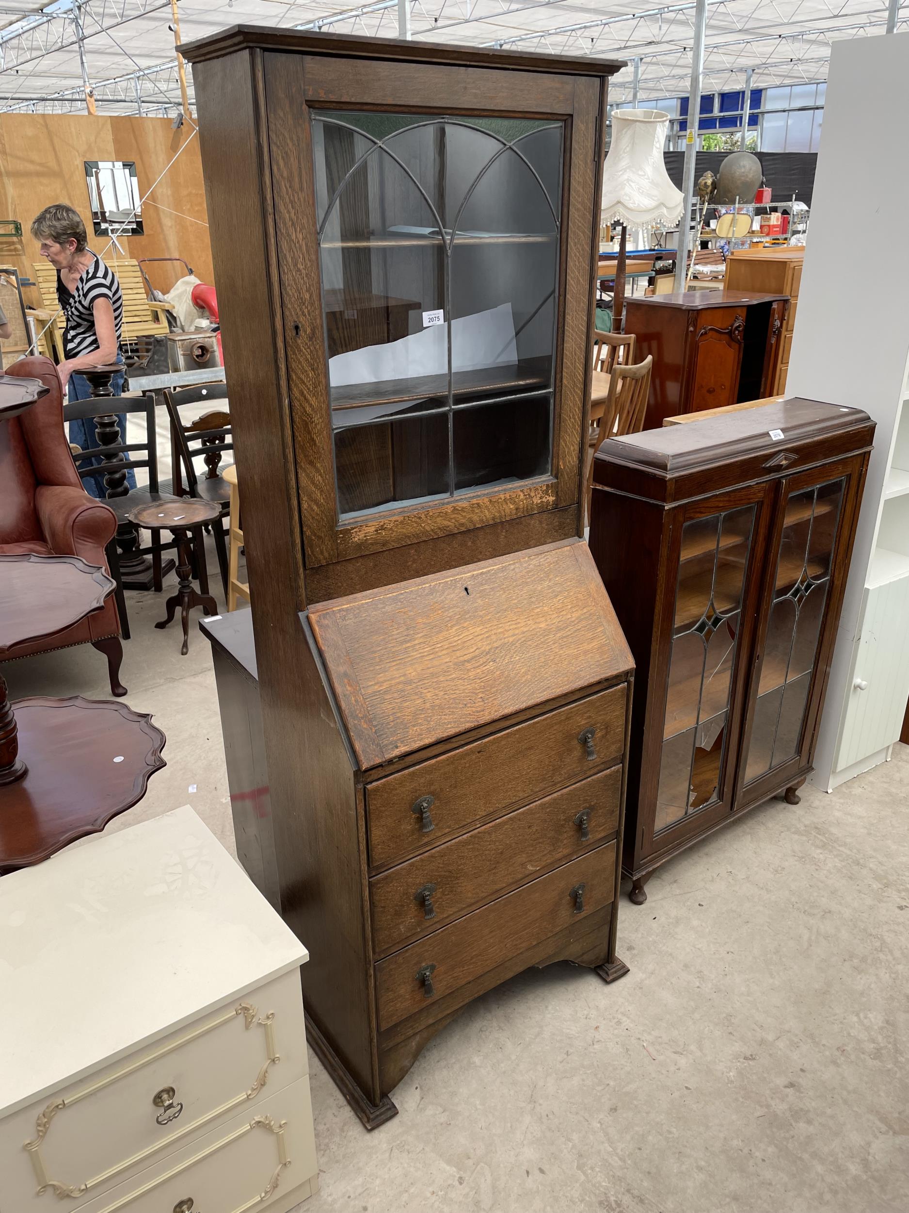 AN EARLY 20TH CENTURY OAK BUREAU BOOKCASE WITH GLAZED AND LEADED UPPER PORTION, 26" WIDE