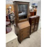 AN EARLY 20TH CENTURY OAK BUREAU BOOKCASE WITH GLAZED AND LEADED UPPER PORTION, 26" WIDE