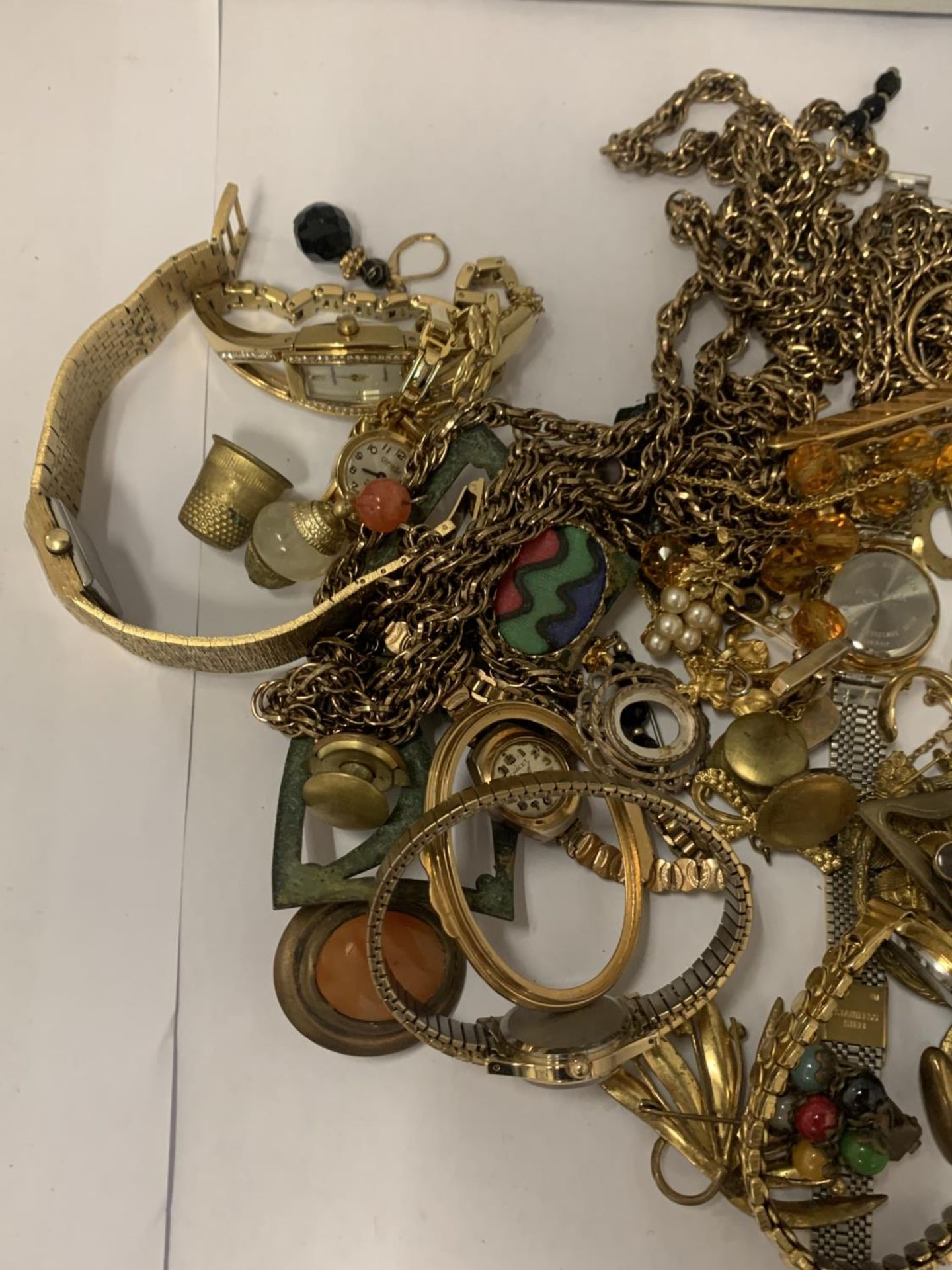 VARIOUS ITEMS OF YELLOW METAL JEWELLERY TO INCLUDE WATCHES AND BROOCHES - Image 3 of 3