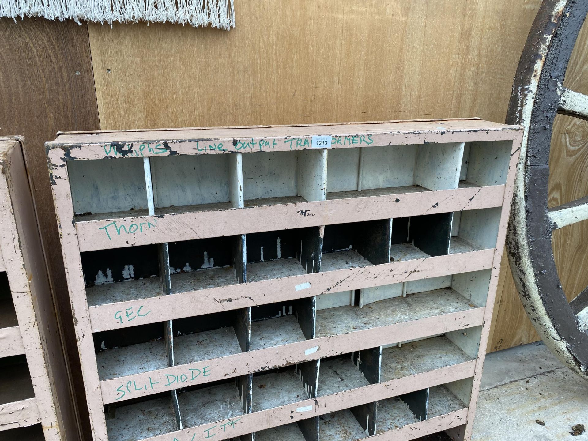 A SMALL 27 SECTION PIGEON HOLE STORAGE UNIT - Image 3 of 4