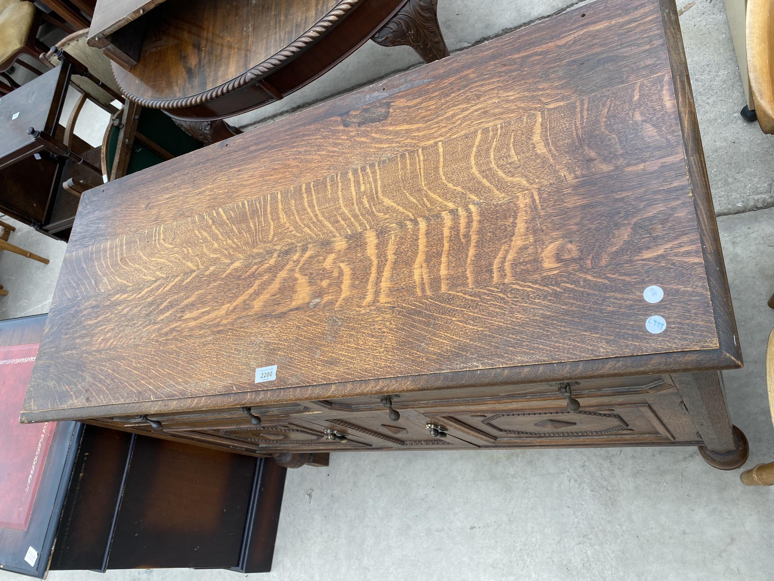 AN EARLY 20TH CENTURY OAK SIDEBOARD 48" WIDE - Image 3 of 6