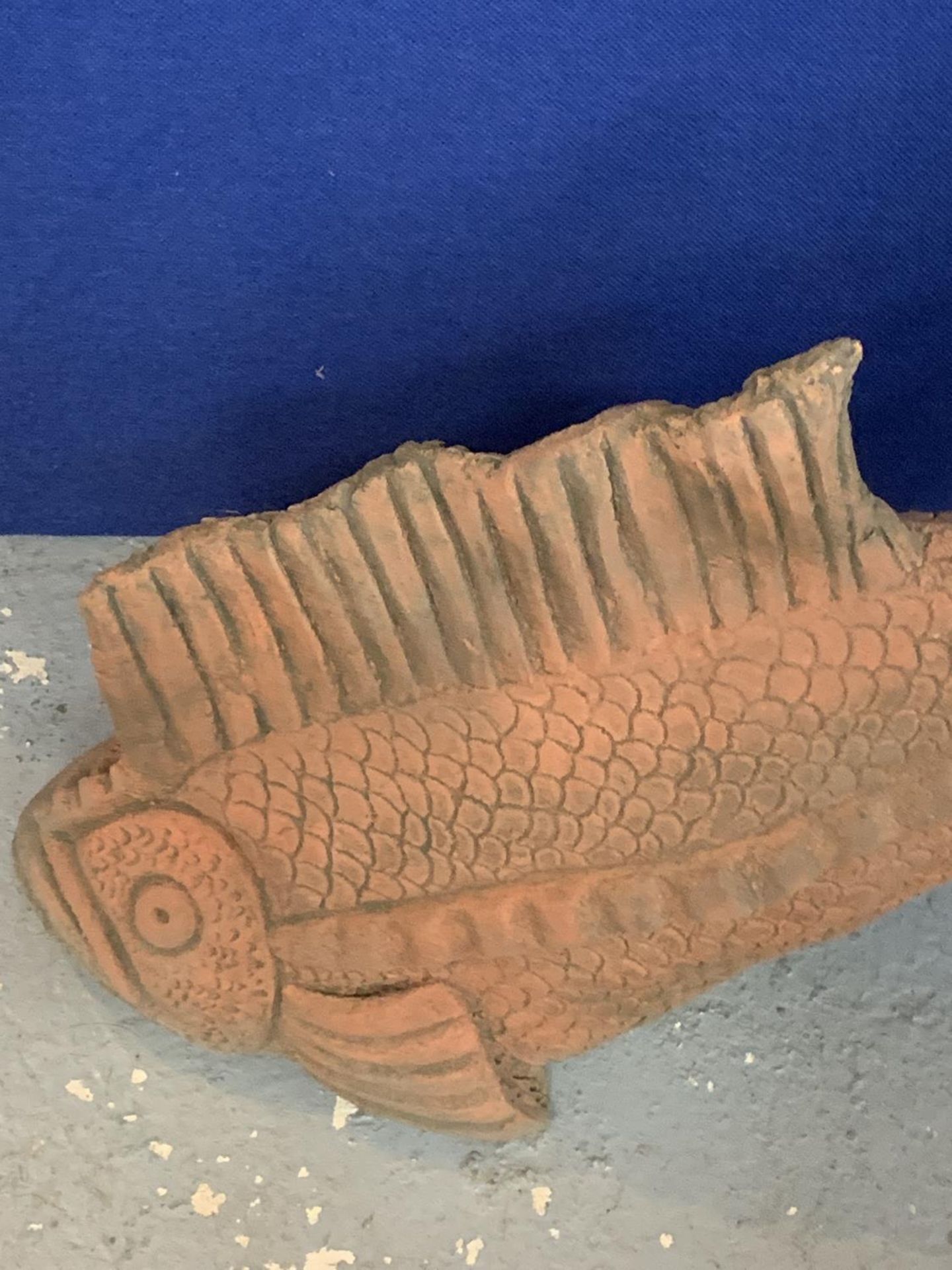 A LARGE TERRACOTTA STONE FISH, APPROX LENGTH 78CM, HEIGHT 48CM - Image 4 of 4