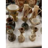 A SELECTION OF VINTAGE VASES AND CANDLESTICKS TO INCLUDE TWO ROYAL DOULTON JUGS DEPICTING HAMLET AND