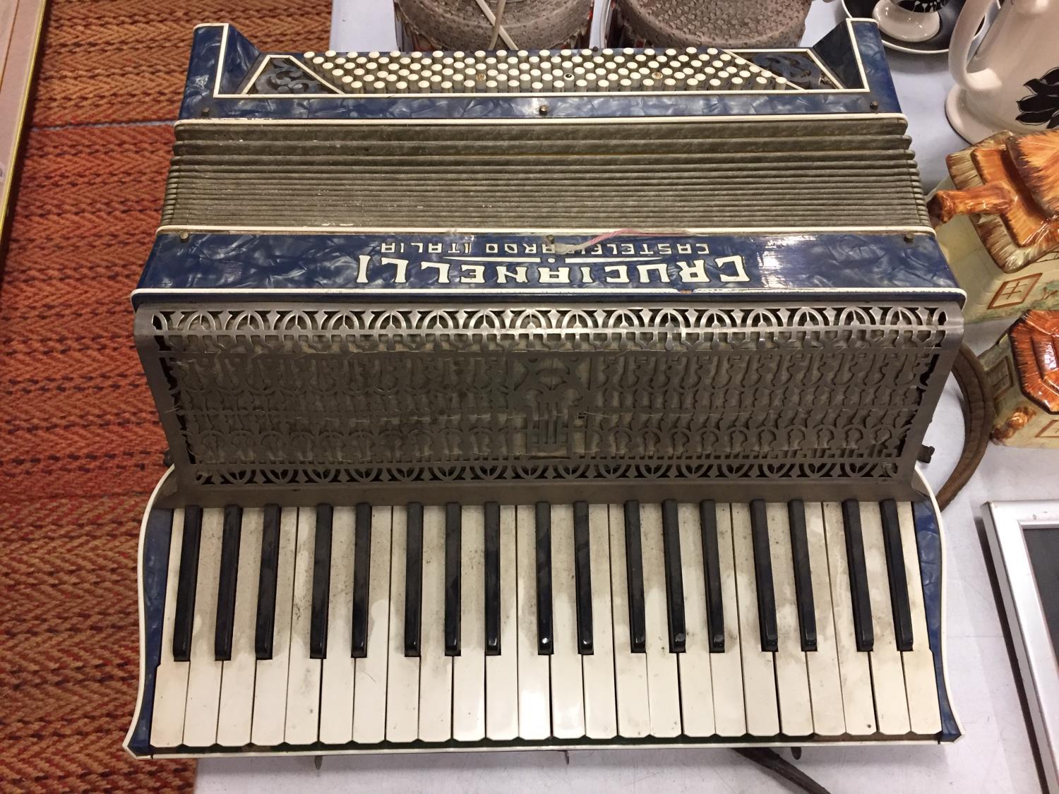 A VINTAGE CRUCIANELLI , CASTELFIDARDO- ITALIA ACCORDIAN