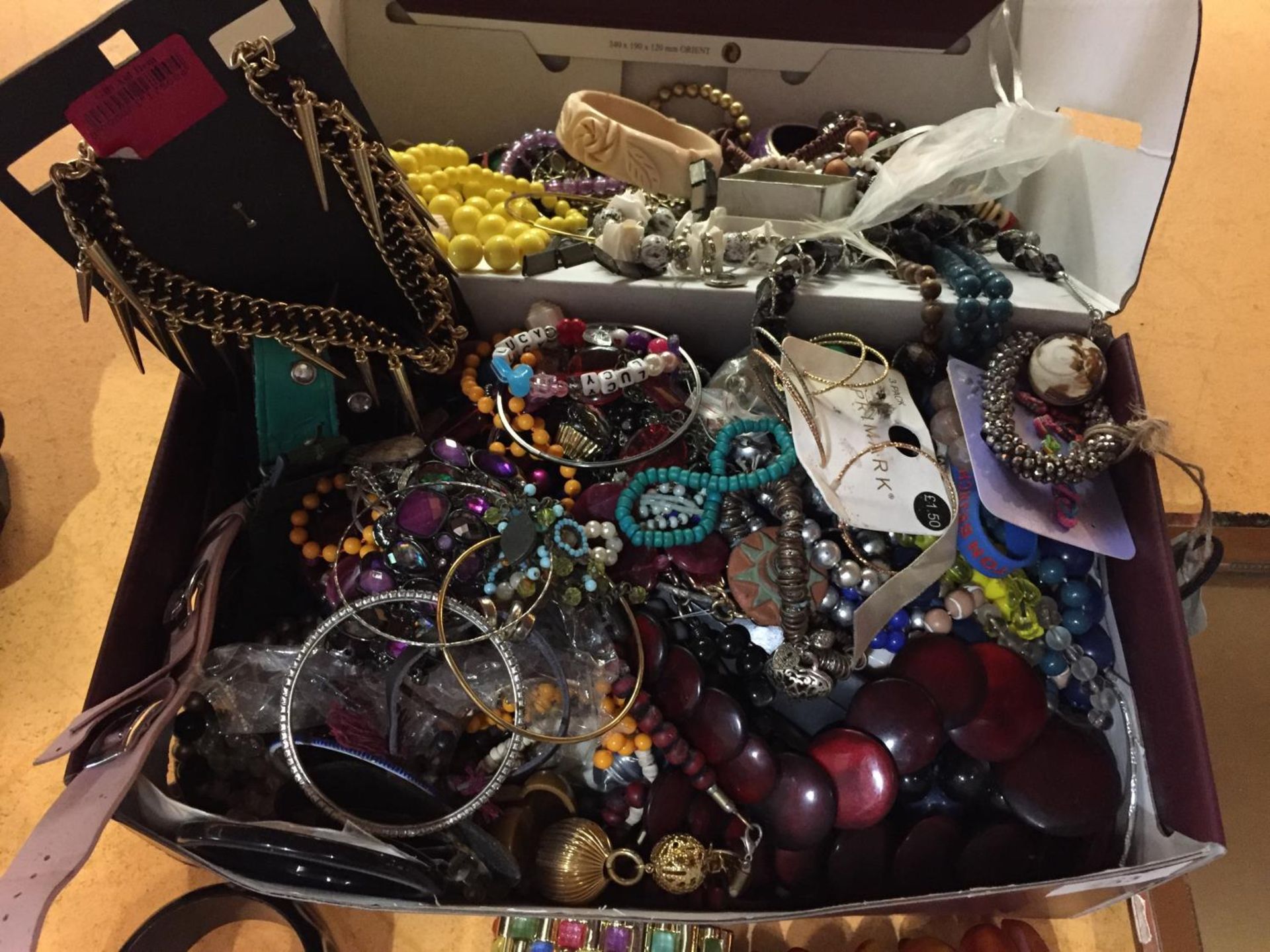 A LARGE BOX OF COSTUME JEWELLERY - Image 6 of 8