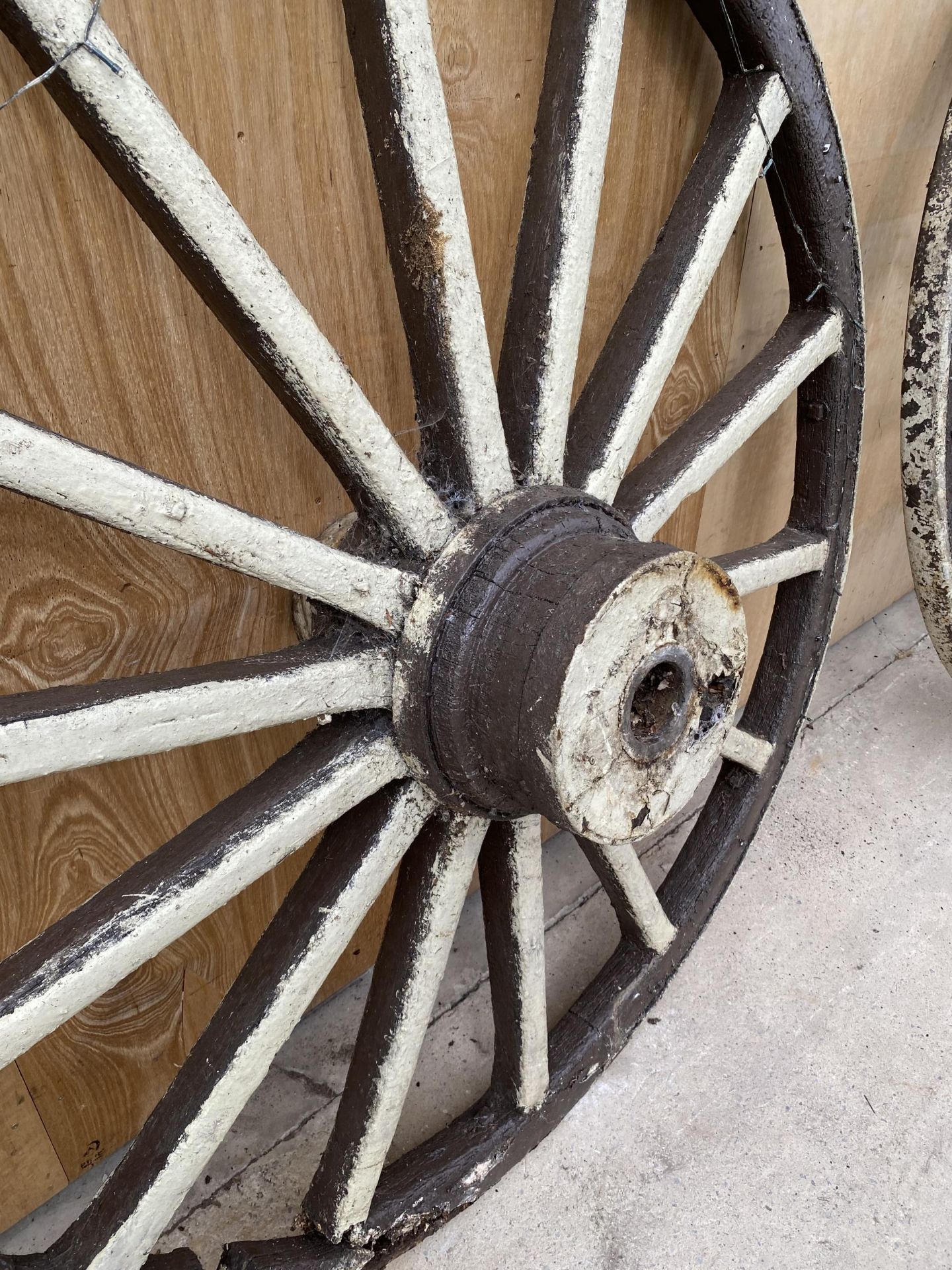 A VINTAGE WOODEN CART WHEEL WITH METAL BANDING (D:161CM) - Image 2 of 6