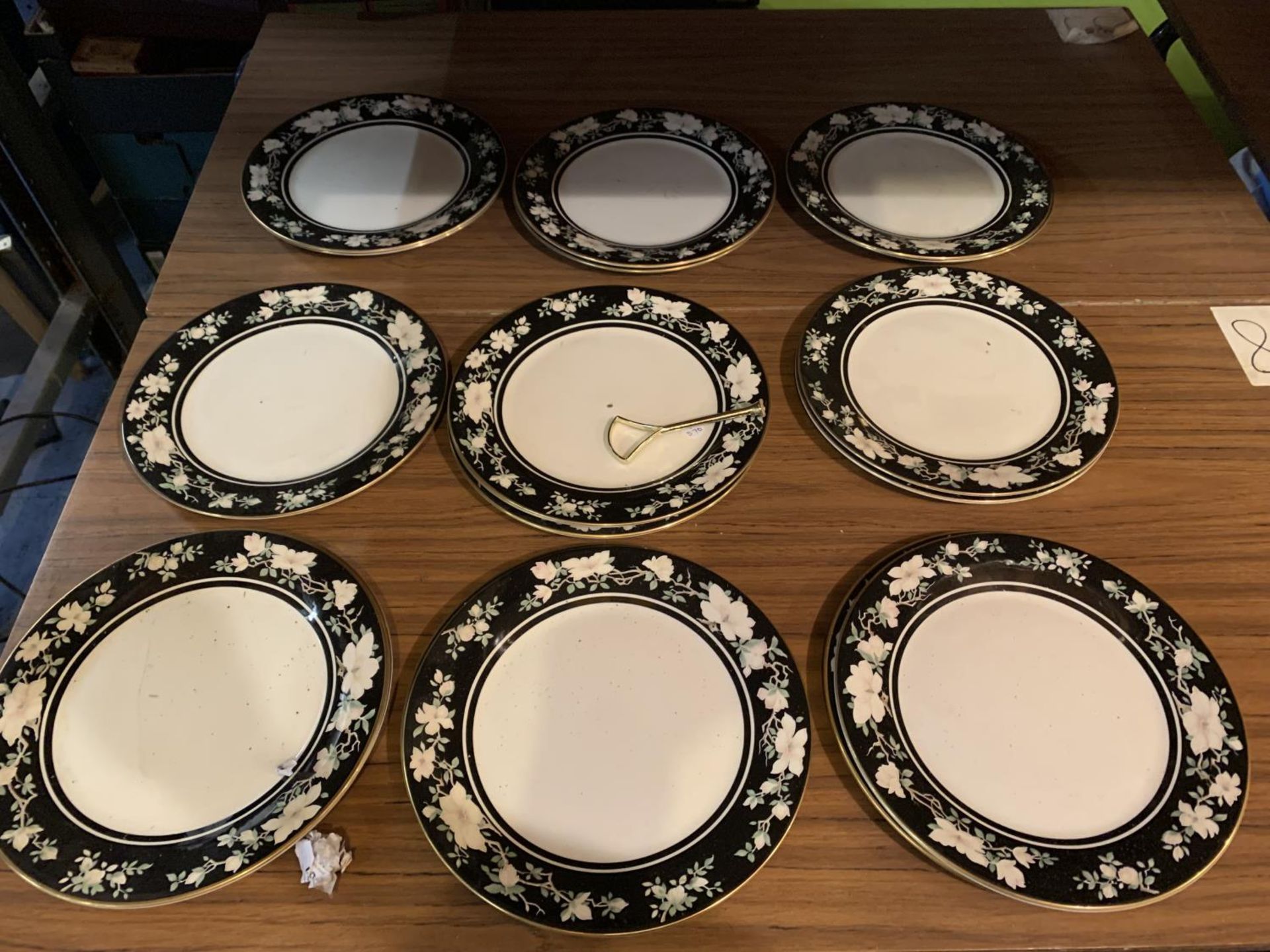 FIFTEEN ROYAL DOULTON VOGUE COLLECTION DINNER PLATES AND A THREE TIERED CAKE STAND - Image 2 of 6