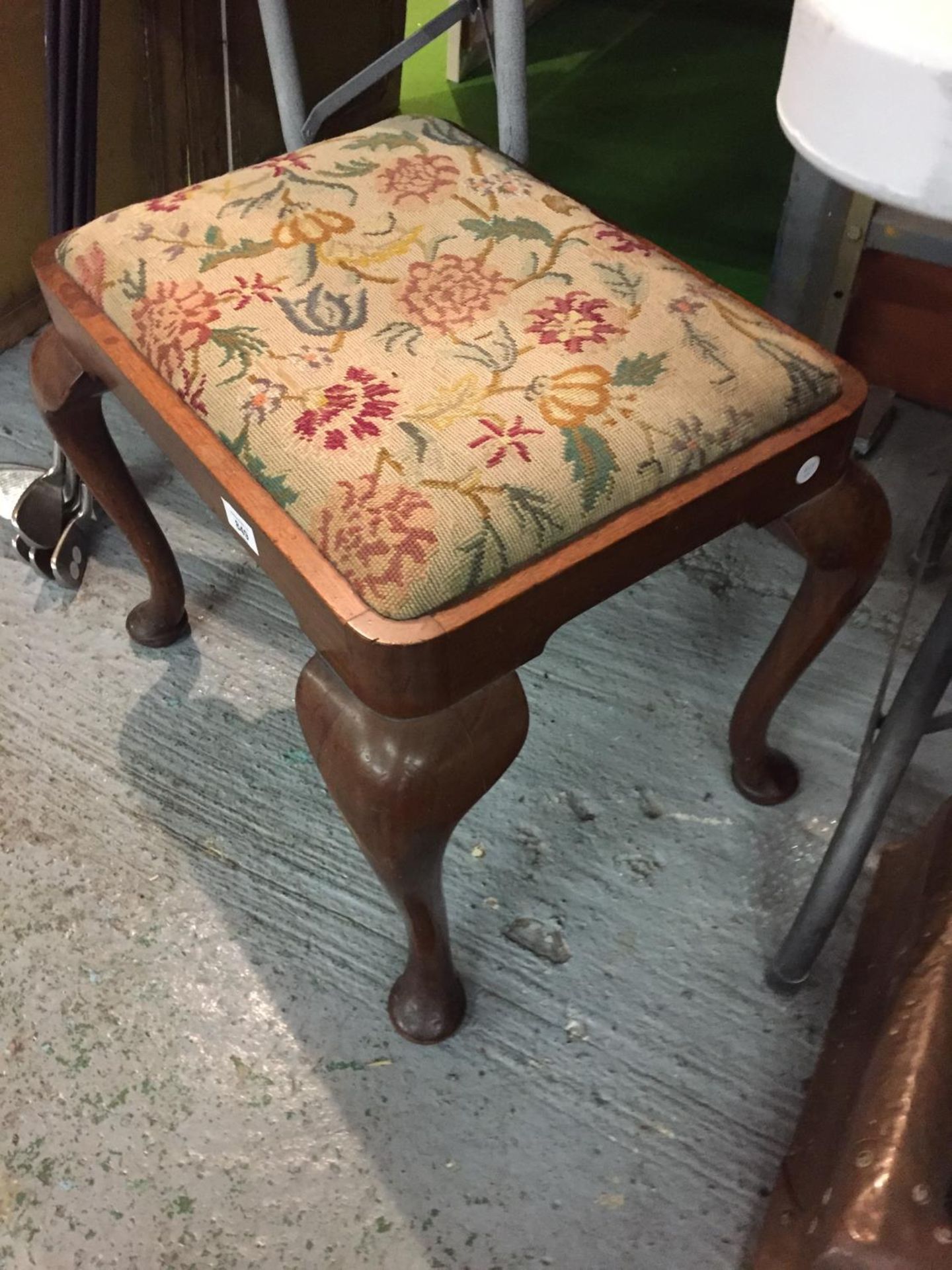 A DRESSING TABLE STOOL WITH A FLORAL TAPESTRY SEAT ON CABRIOLE LEGS - Image 3 of 4