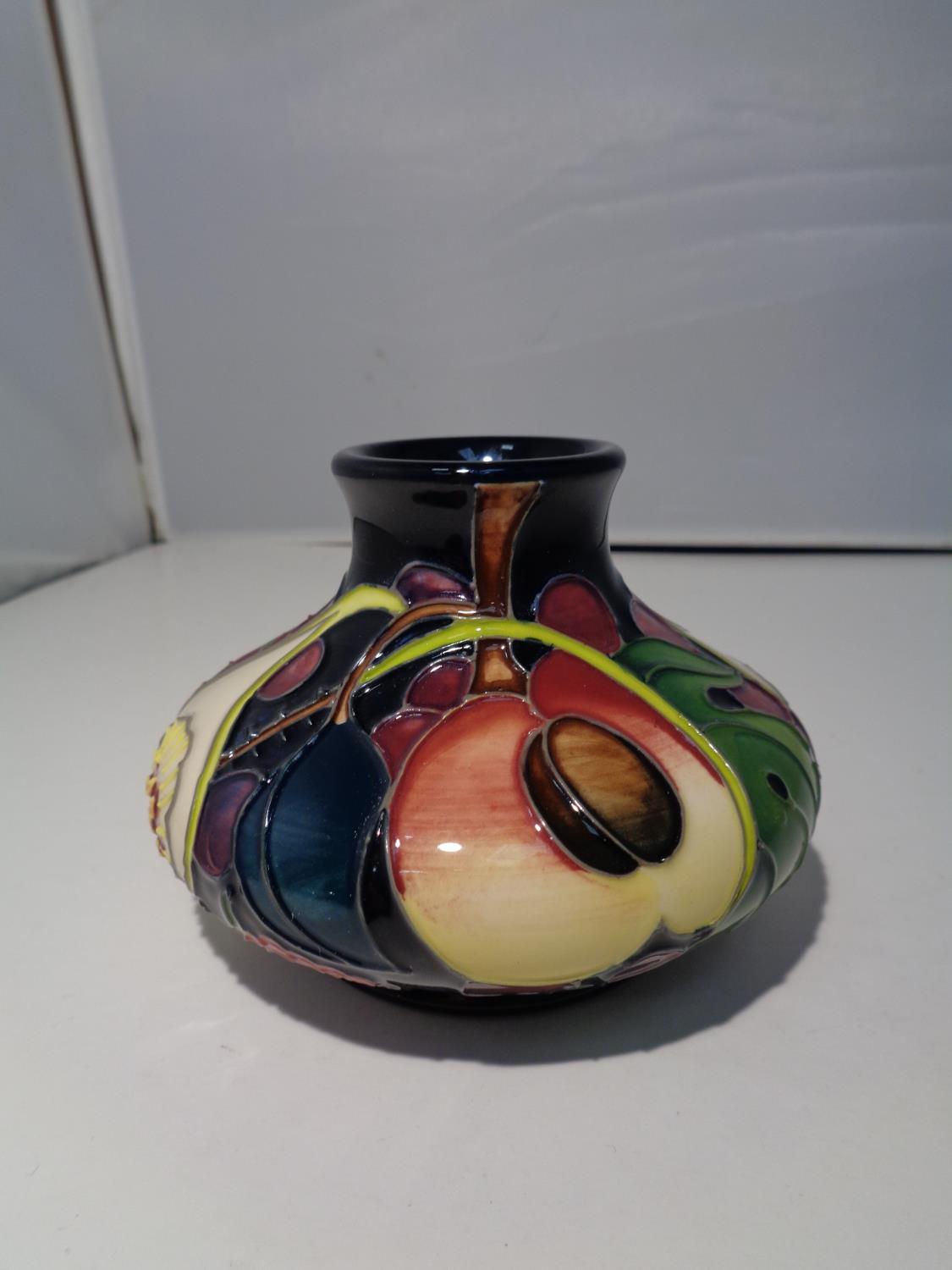 A MOORCROFT VASE 'QUEENS CHOICE' - Image 2 of 8