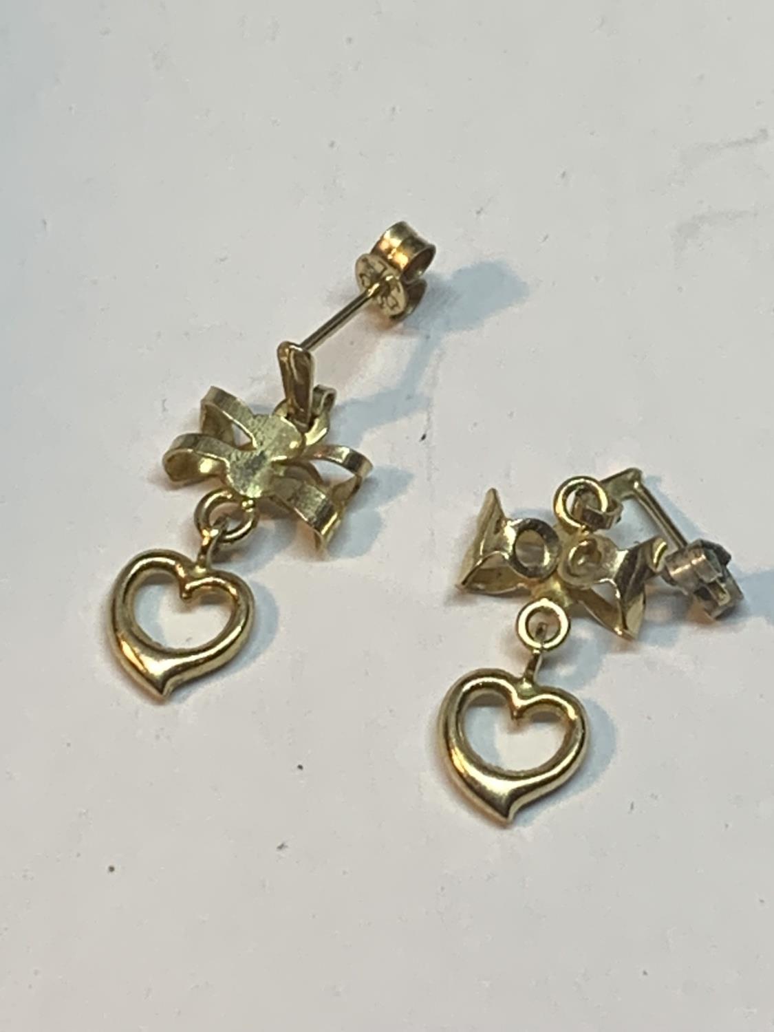 A PAIR OF 9 CARAT GOLD BOW AND HEART DESIGN EARRINGS IN A PRESENTATION BOX - Bild 2 aus 2