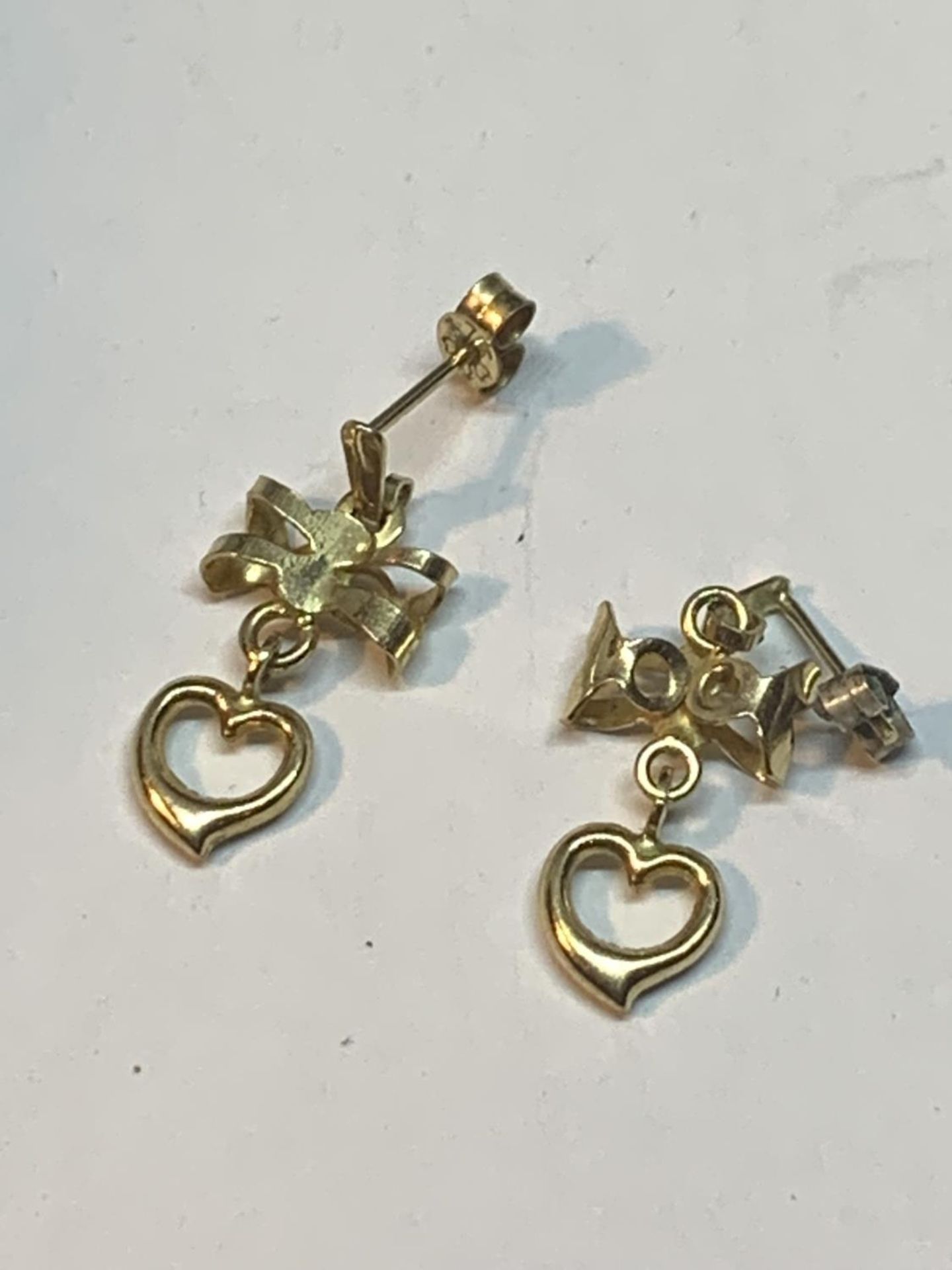 A PAIR OF 9 CARAT GOLD BOW AND HEART DESIGN EARRINGS IN A PRESENTATION BOX - Image 2 of 2