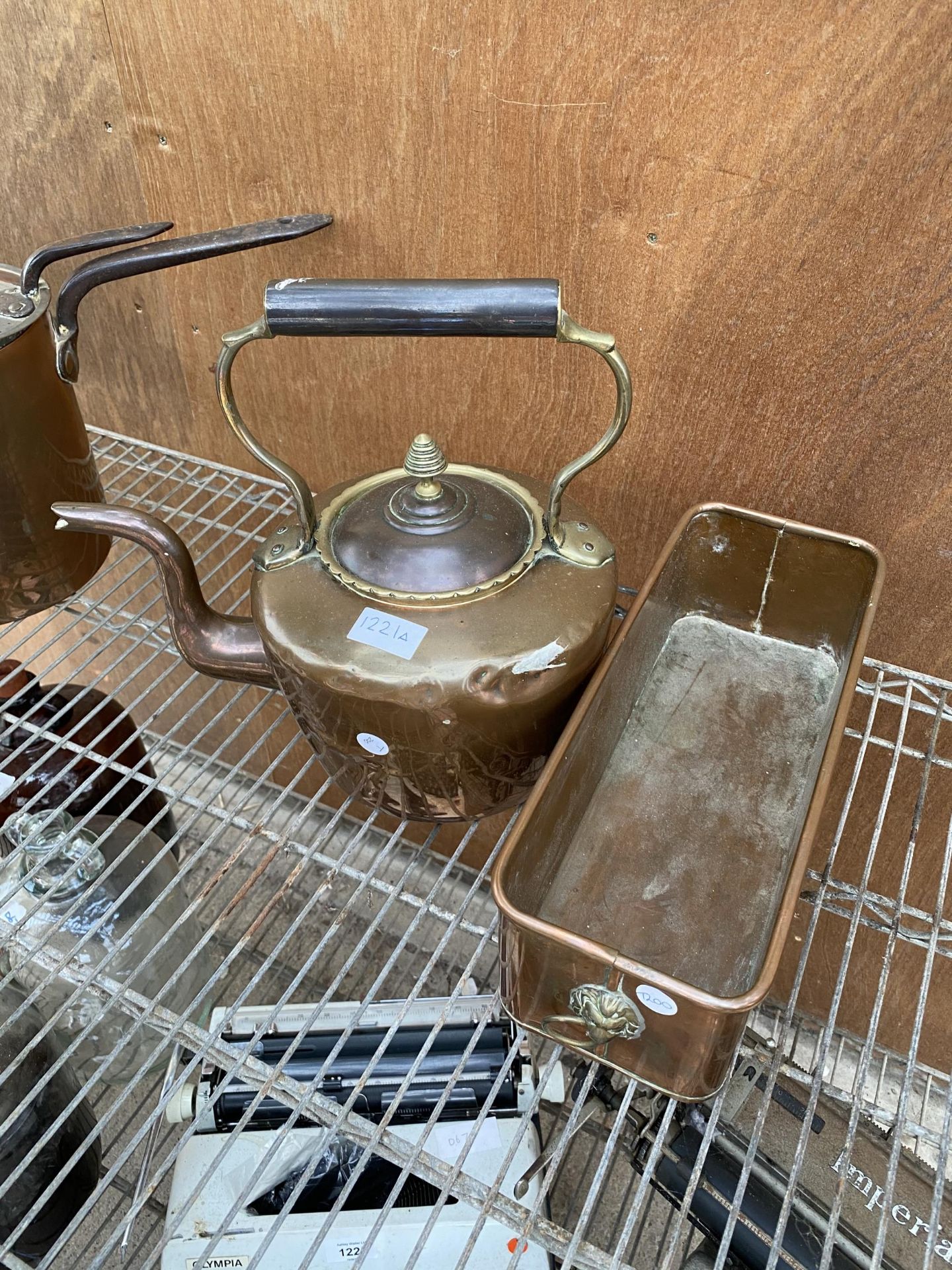 A VINTAGE COPPER KETTLE AND A COPPER PAN/TRAY - Image 4 of 4