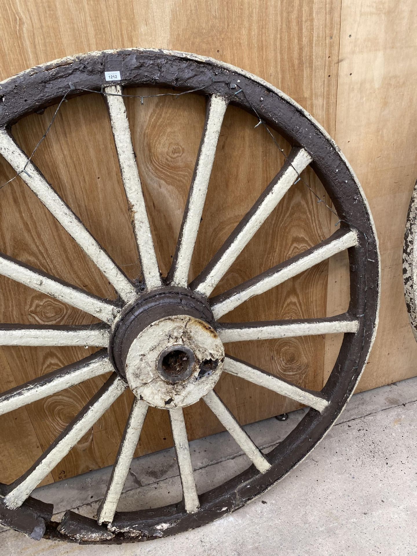 A VINTAGE WOODEN CART WHEEL WITH METAL BANDING (D:161CM) - Image 4 of 6