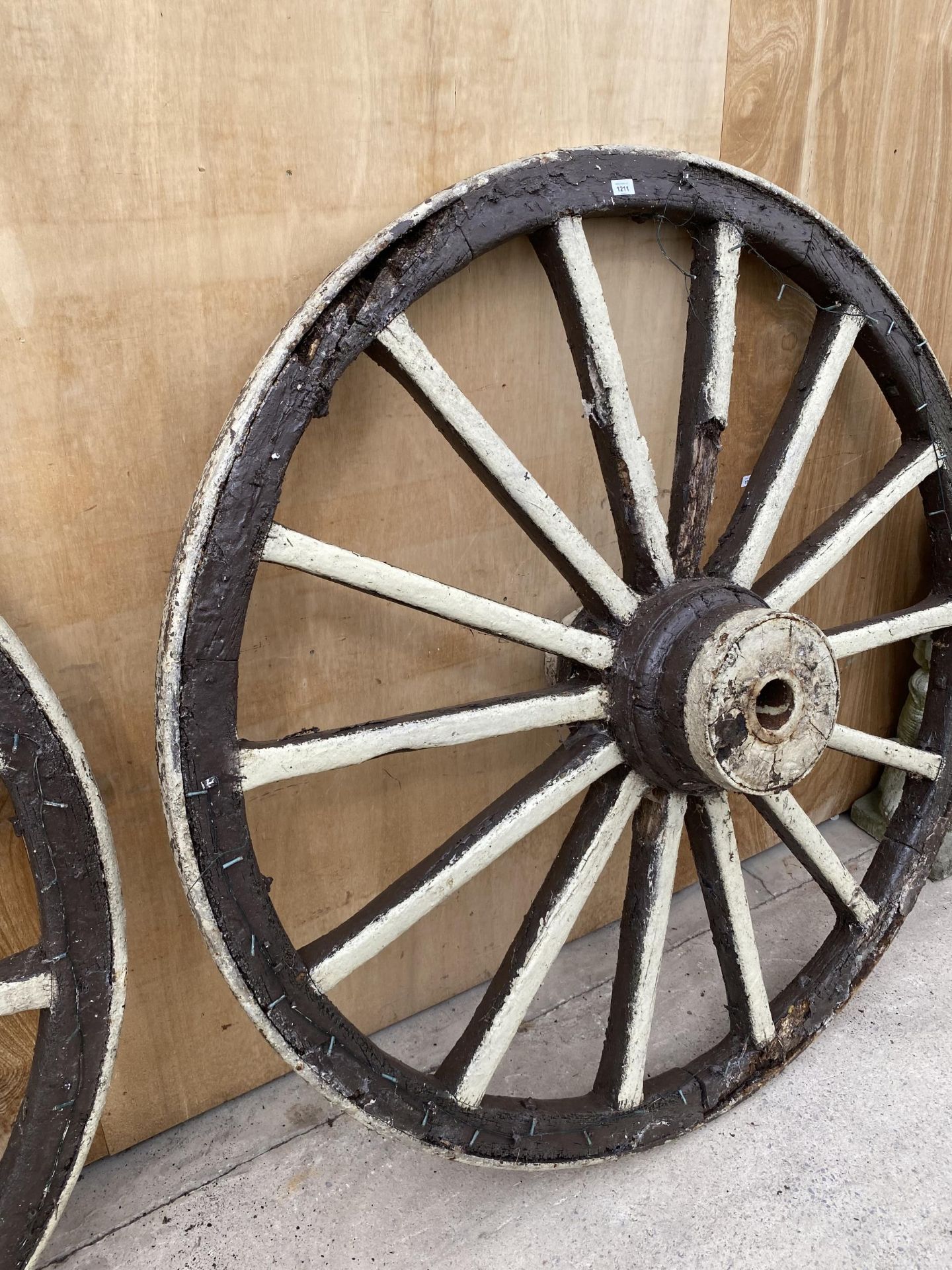 A VINTAGE WOODEN CART WHEEL WITH METAL BANDING (D:161CM) - Image 4 of 5