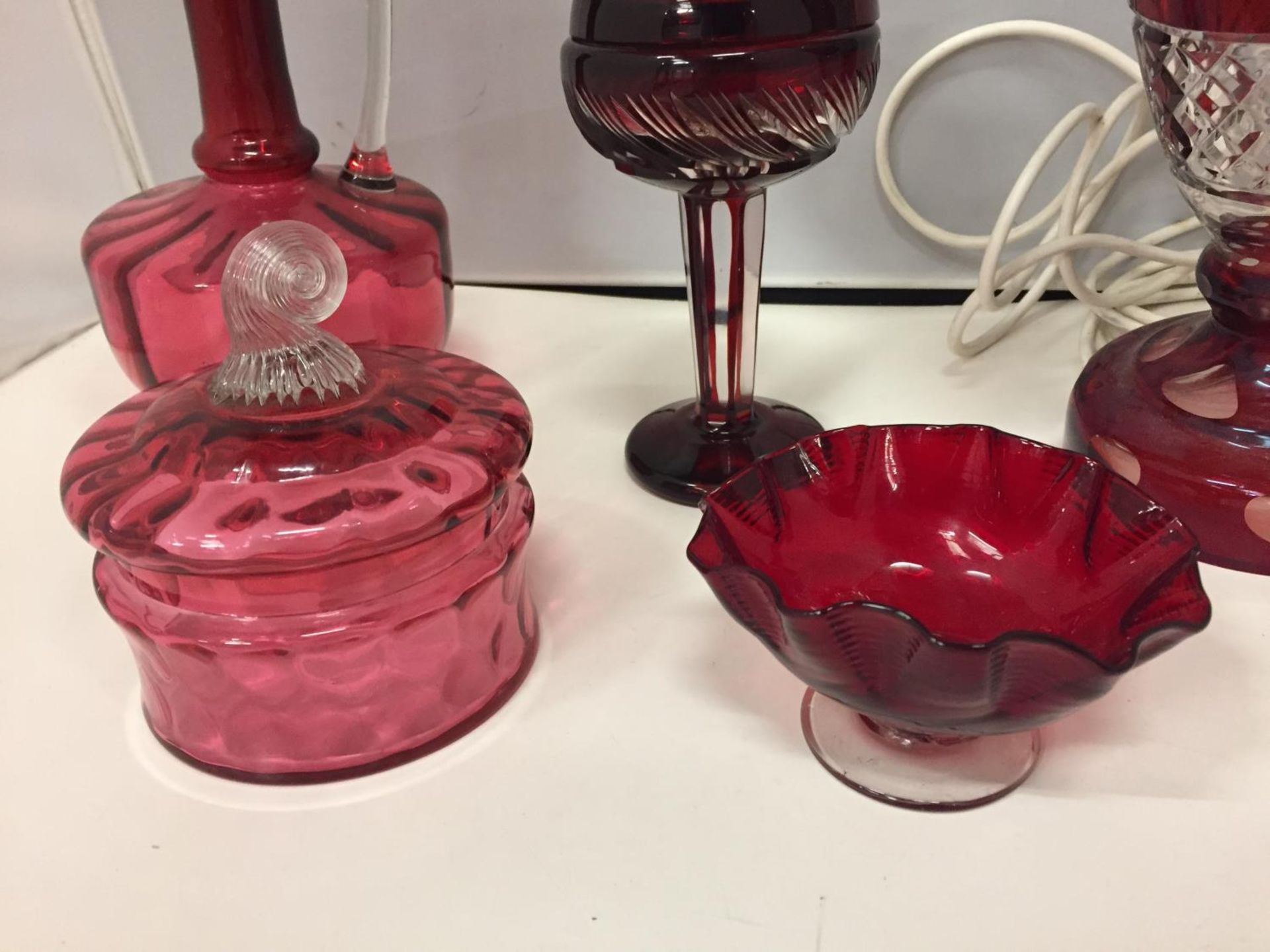 A COLLECTION OF CRANBERRY COLOURED GLASS TO INCLUDE A LAMP BASE HEIGHT 44CM - Image 6 of 10
