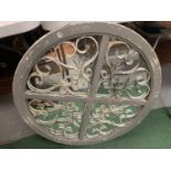 A VINTAGE STYLE DECORATIVE CIRCULAR MIRROR D:71CM