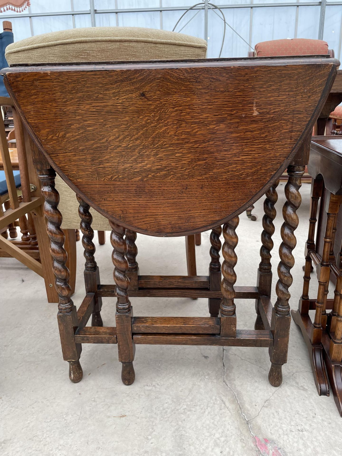 AN EARLY 20TH CENTURY OVAL OAK GATE-LEG DINING TABLE ON BARLEY TWIST LEGS 24" X 35" - Image 2 of 5