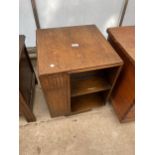 A MID 20TH CENTURY OAK BOOKCASE, 18" SQUARE