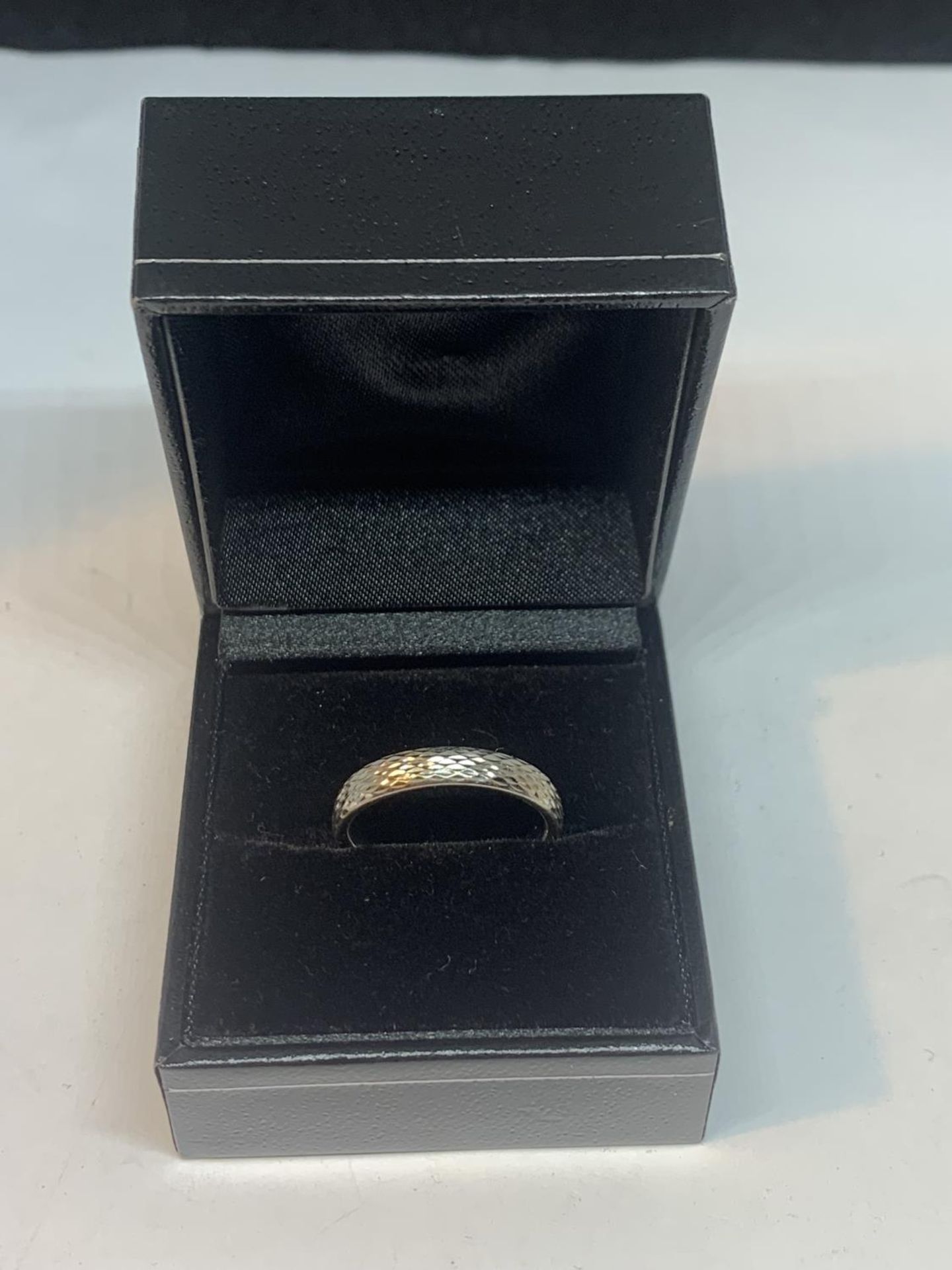 A 9 CARAT WHITE GOLD WEDDING BAND IN A PRESENTATION BOX - Image 2 of 3
