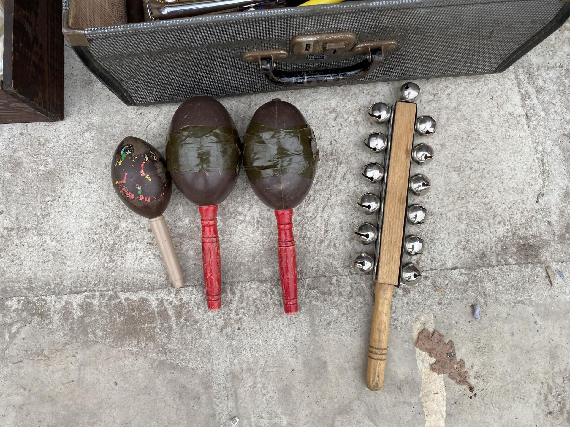 AN ASSORTMENT OF ITEMS TO INCLUDE A VINTAGE FIRST AID KIT, AND VARIOUS MUSICAL INSTRUMENTS (A ONE - Image 5 of 5