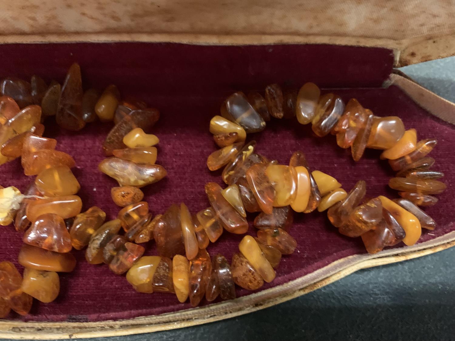 A BUTTERSCOTCH AMBER NECKLACE APPROXIMATELY 72 CM LONG WITH A PRESENTATION BOX - Bild 3 aus 4