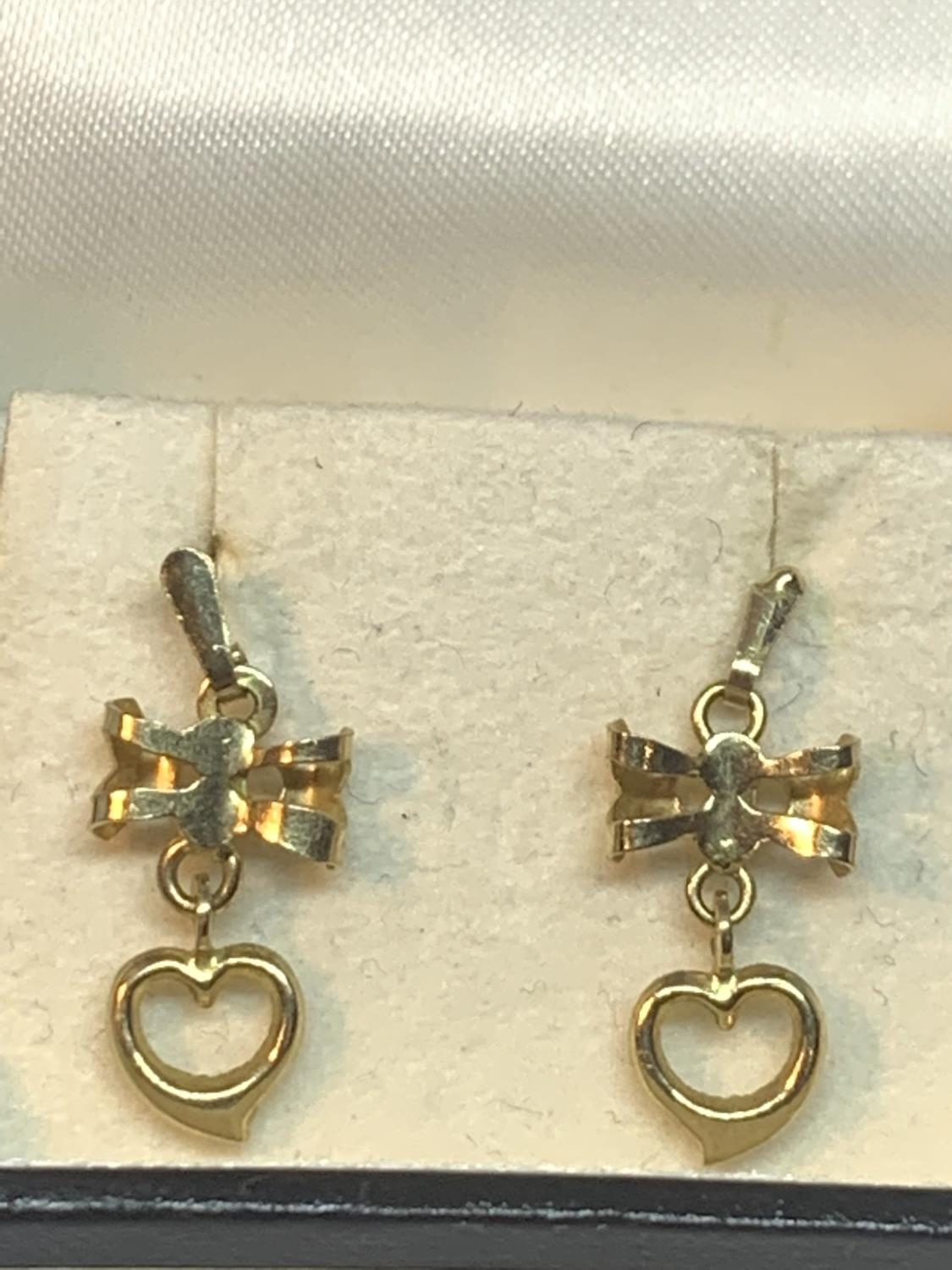 A PAIR OF 9 CARAT GOLD BOW AND HEART DESIGN EARRINGS IN A PRESENTATION BOX