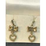 A PAIR OF 9 CARAT GOLD BOW AND HEART DESIGN EARRINGS IN A PRESENTATION BOX