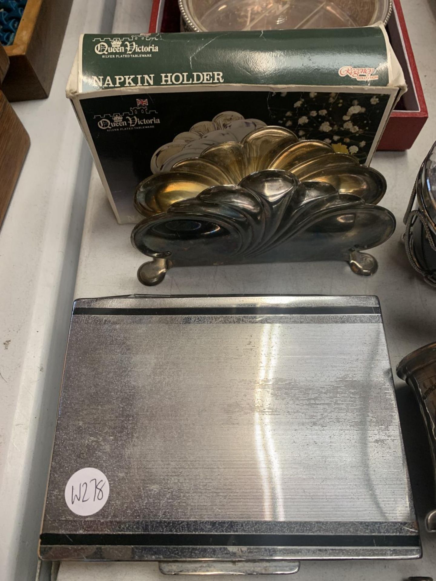 A COLLECTION OF SILVER PLATE AND PEWTER ITEMS TO INCLUDE A TANKARD, MARTINS BANK LIMITED MONEY - Image 3 of 5