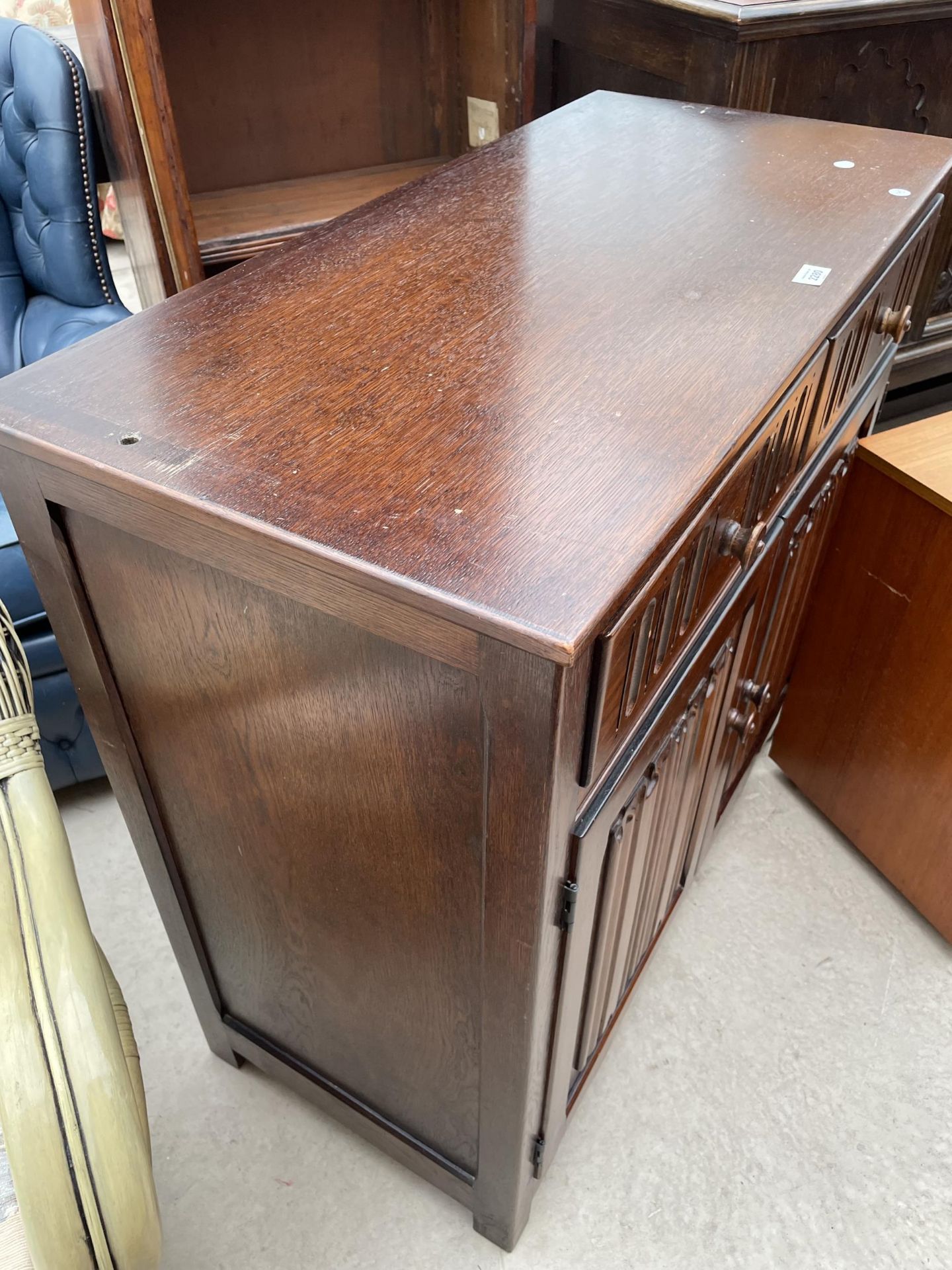 AN OAK OLD CHARM STYLE DRESSER BASE WITH LINEN FOLD DOORS 37.5" WIDE - Image 3 of 3