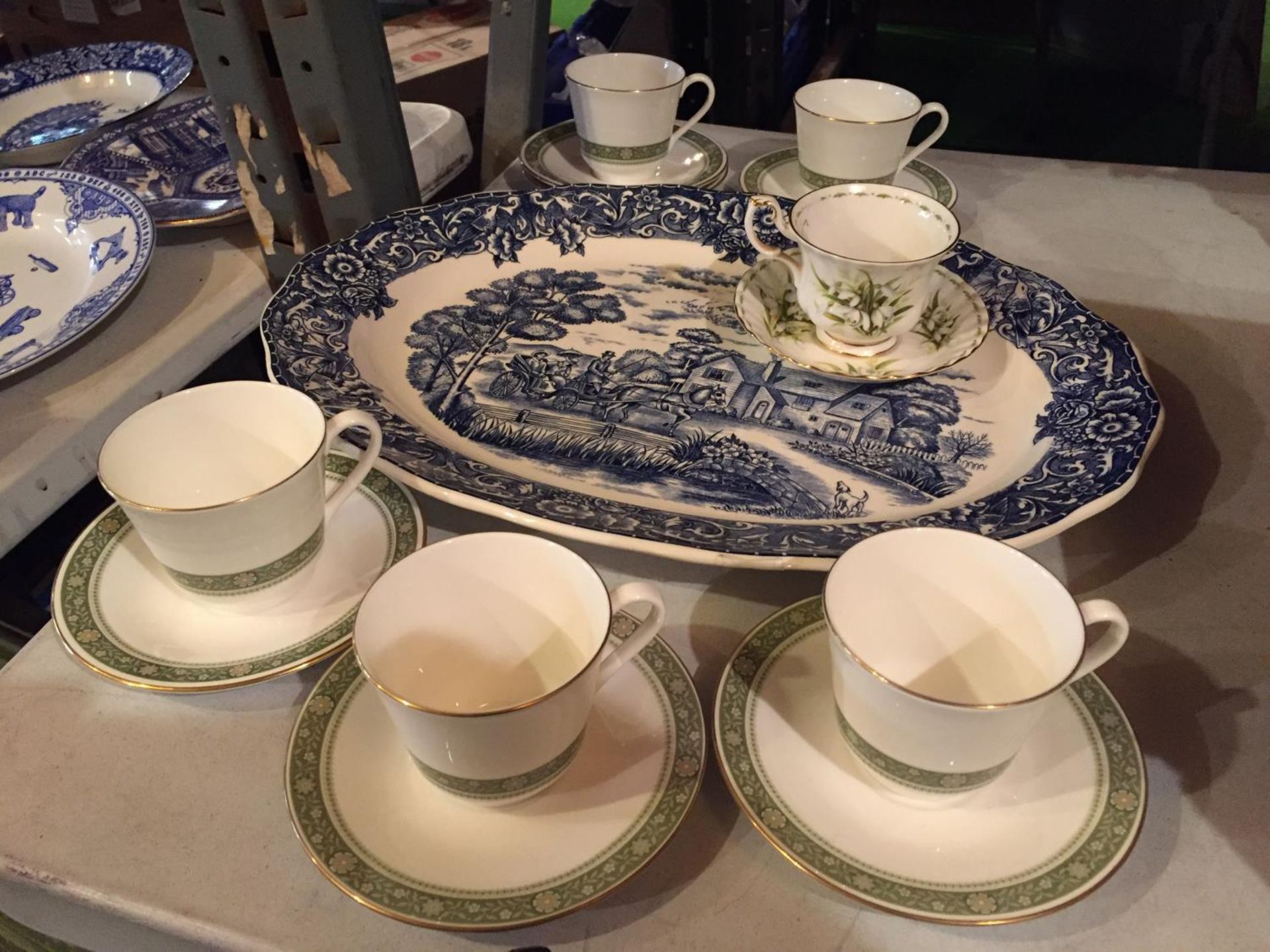 A COLLECTION OF CERAMICS TO INCLUDE A LARGE BLUE AND WHITE MEAT PLATE, ROYAL DOULTON RONDALAY CUPS - Image 2 of 6