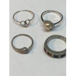 FOUR SILVER RINGS TO INCLUDE A HEART DESIGN, PEARL, COLOURED STONE BAND ETC