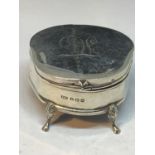 A HALLMARKED SILVER LIDDED TRINKET BOX WITH CLAW FEET LEGS AND A GREEN LINING (LID A/F)