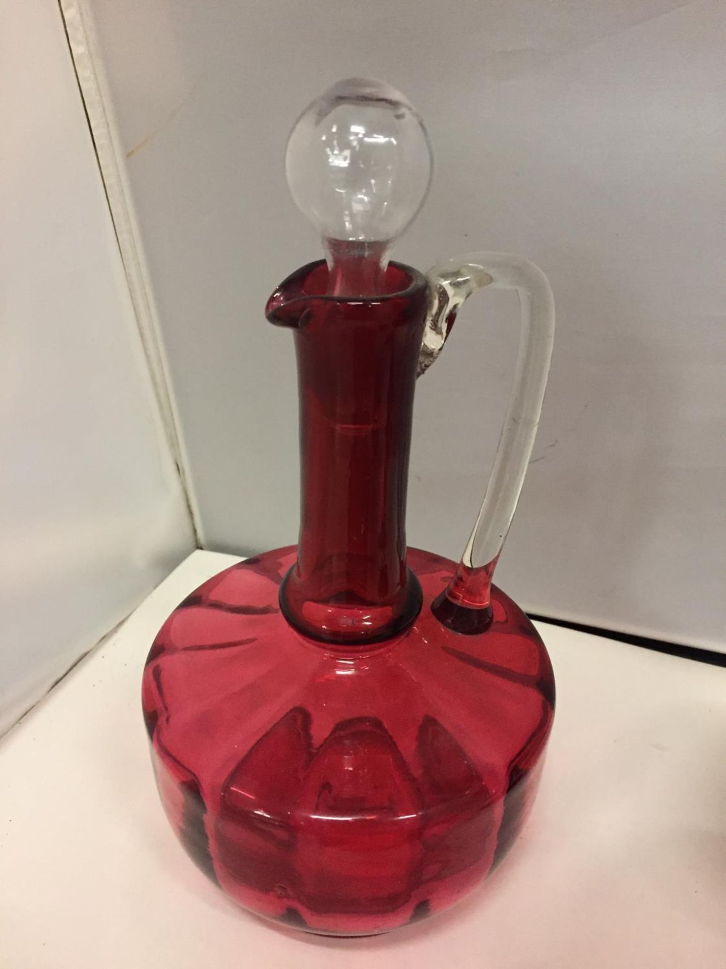 A COLLECTION OF CRANBERRY COLOURED GLASS TO INCLUDE A LAMP BASE HEIGHT 44CM - Image 8 of 10