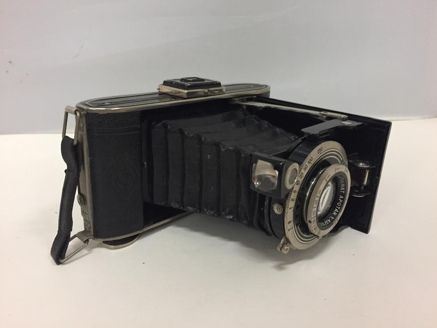 A VINTAGE CAMERA AND CASE - Image 3 of 8