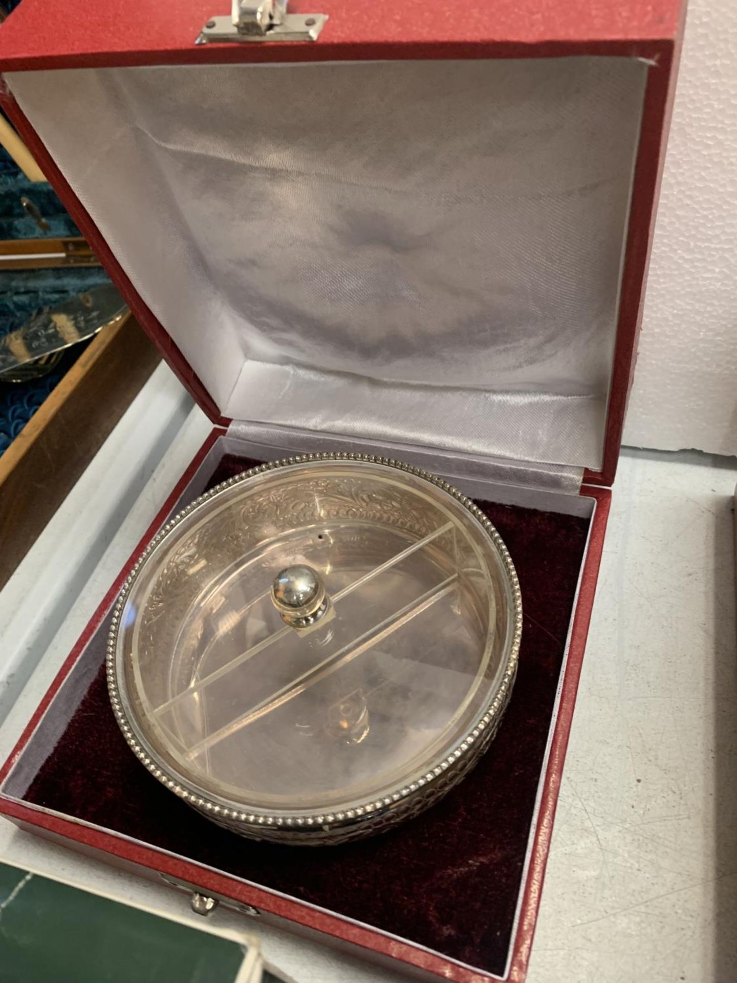 A COLLECTION OF SILVER PLATE AND PEWTER ITEMS TO INCLUDE A TANKARD, MARTINS BANK LIMITED MONEY - Image 4 of 5