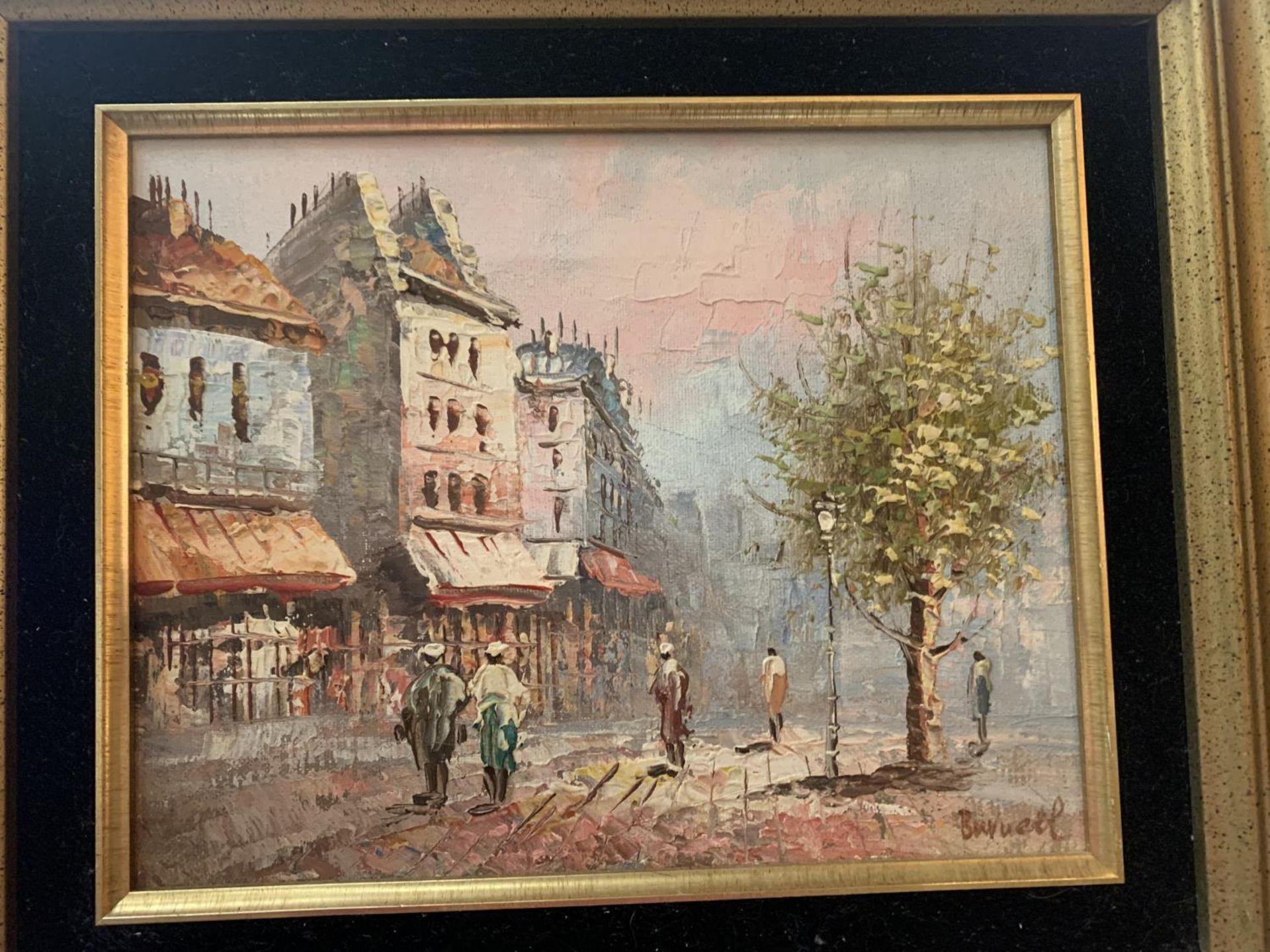 A GILT FRAMED MID /LATE 20TH CENTURY OIL ON CANVAS OF A PARISIAN SCENE WITH INDISTINCT SIGNATURE - Image 2 of 3