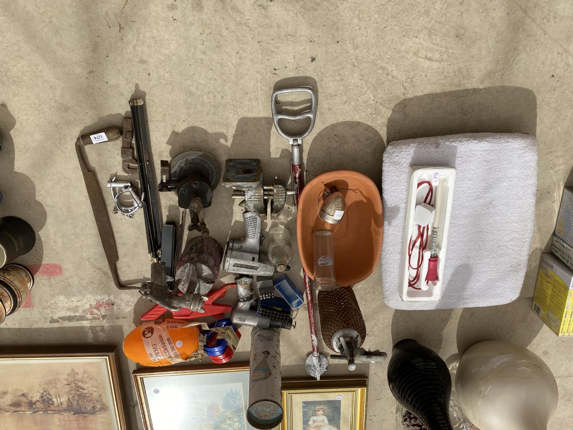 AN ASSORTMENT OF ITEMS TO INCLUDE A BLUE POINT RATCHET GUN, LETTER PUNCHES AND A VICE ETC