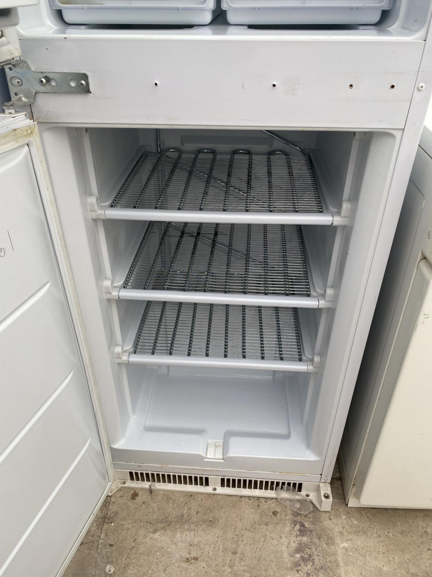 A WHITE HOTPOINT INTERGRATED UPRIGHT FRIDGE FREEZER - Image 4 of 4