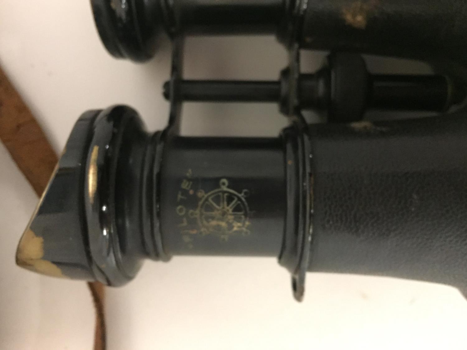 A PAIR OF EARLY 20TH CENTURY PILOTE BINOCULARS BY IRIS DE PARIS WITH LEATHER CASE - Image 4 of 4