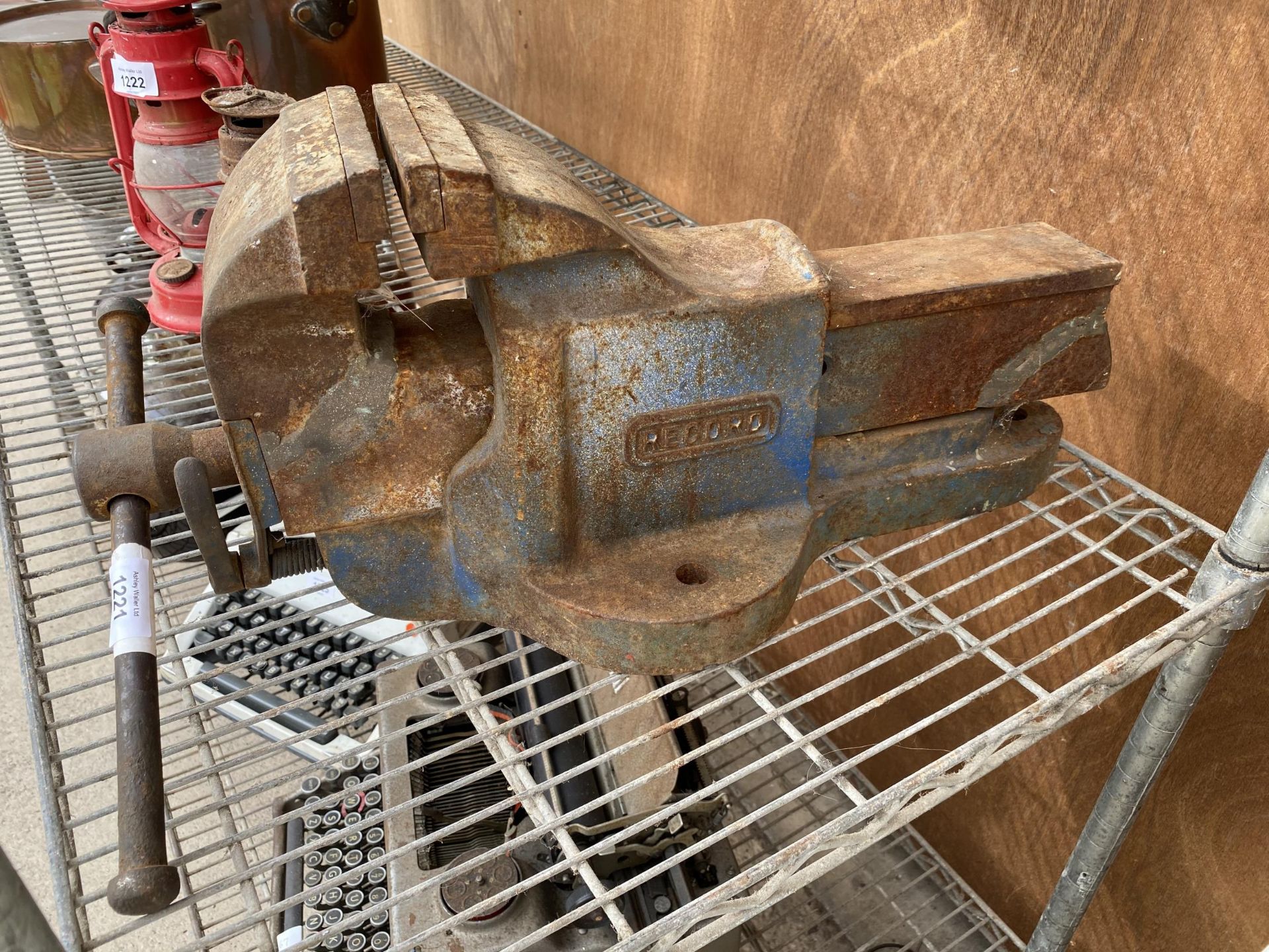 A LARGE HEAVY DUTY RECORD BENCH VICE