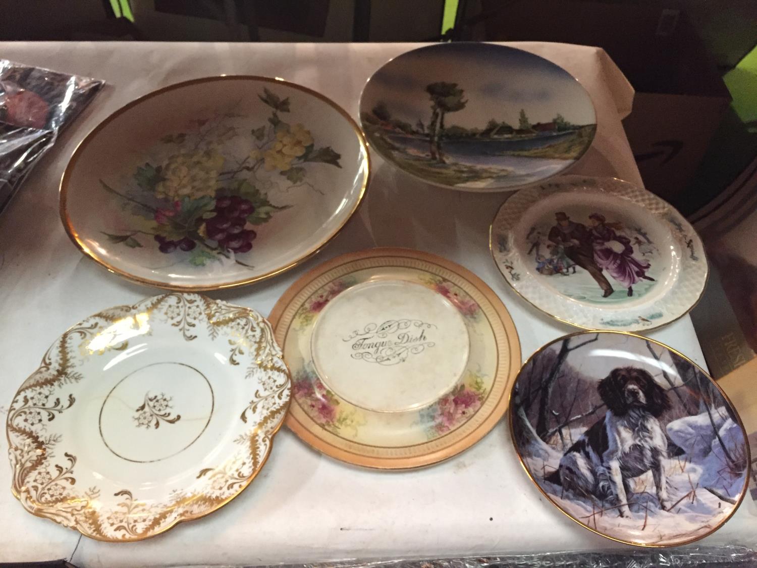 A SELECTION OF DECORATIVE PLATES