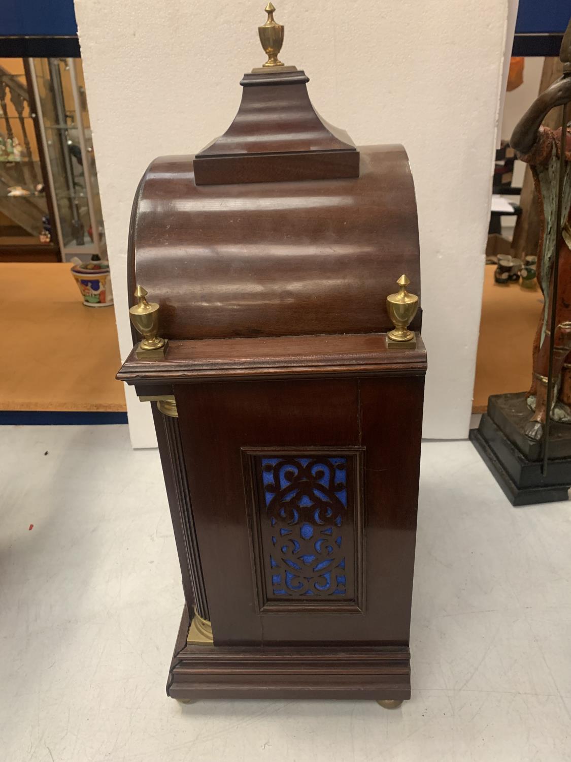 A CIRCA 1890 MAHOGANY BRACKET CLOCK BY MARTIN OF LONDON, HAVING EIGHT DAY MOVEMENT WITH STRIKING AND - Image 2 of 5