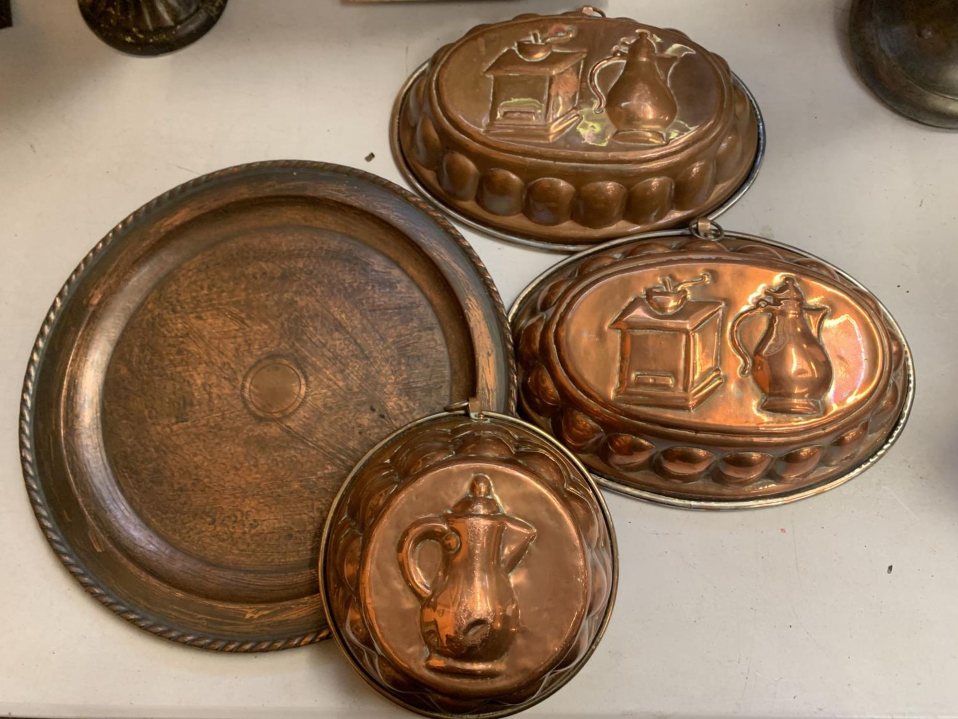 A COLLECTION OF FOUR COPPER ITEMS TO INCLUDE A 'WELLENS WARE' CHARGER 36.6CM DIAMETER TOGETHER - Image 2 of 5