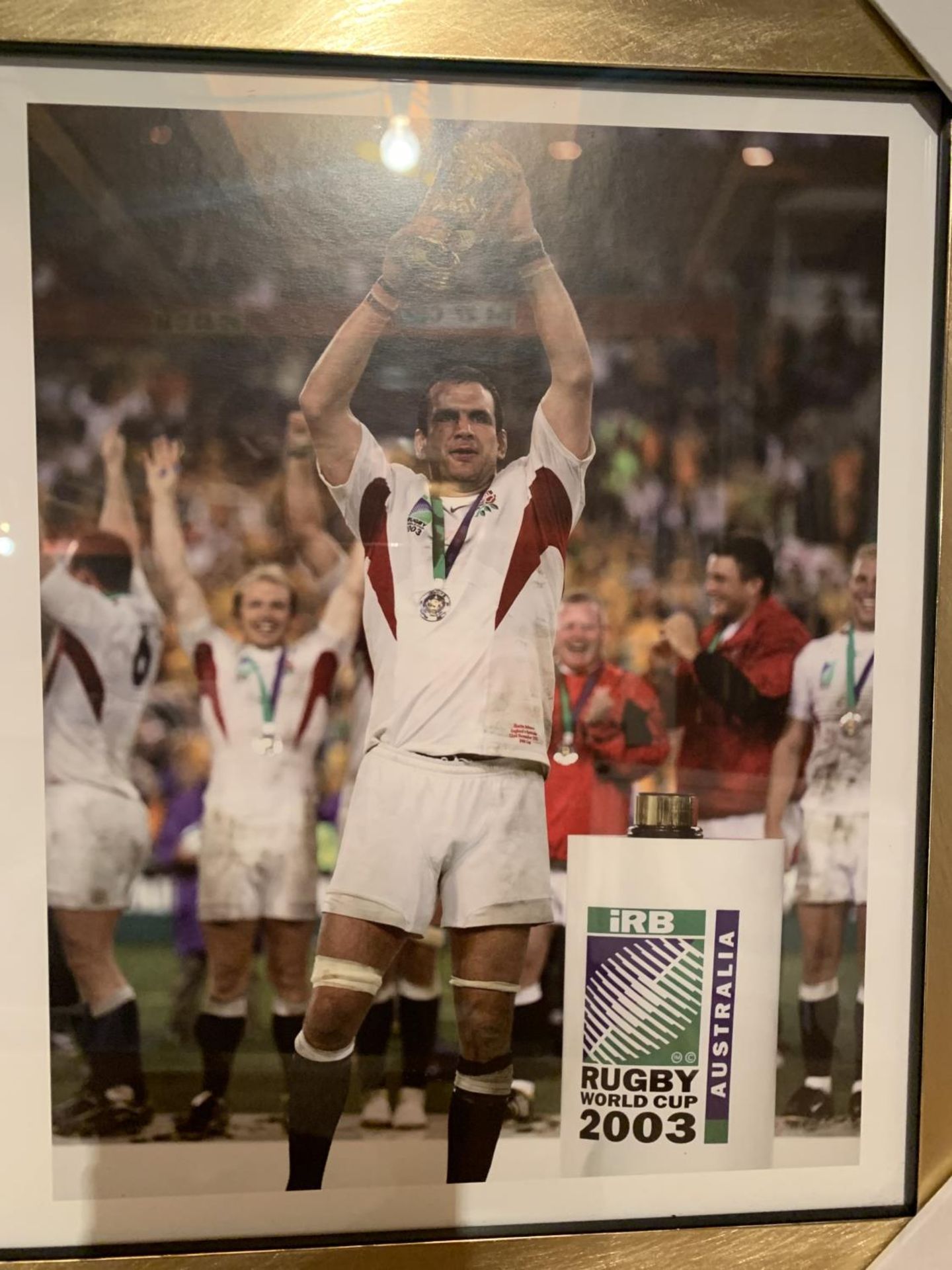 A FRAMED PRINT OF RUGBY WORLD CUP WINNERS 2003 - Image 7 of 8