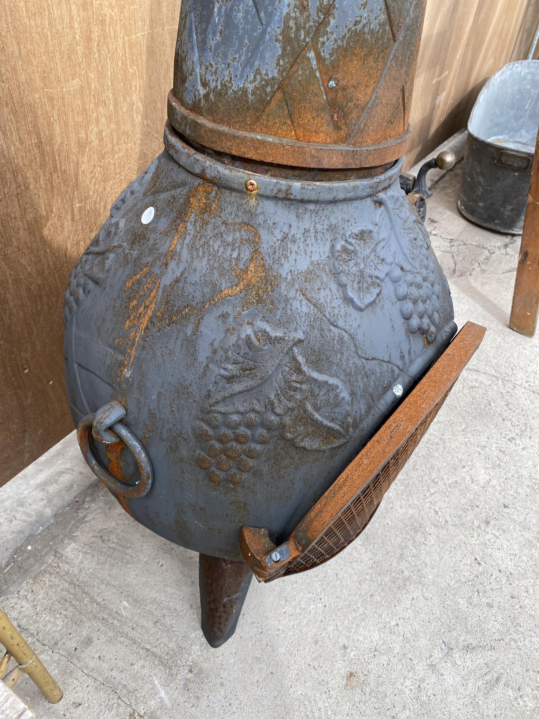 A DECORATIVE CAST IRON GARDEN CHIMENEA - Image 5 of 6