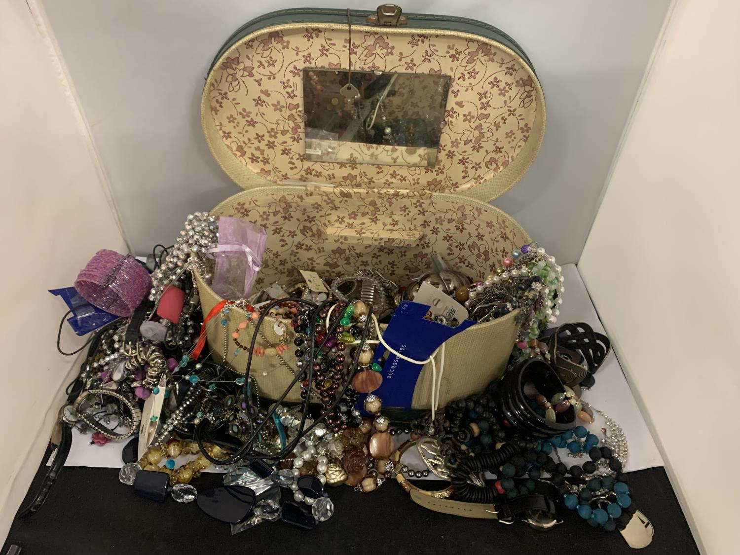 A VINTAGE LADIES VANITY CASE CONTAINING A SELECTION OF COSTUME JEWELLERY