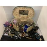 A VINTAGE LADIES VANITY CASE CONTAINING A SELECTION OF COSTUME JEWELLERY