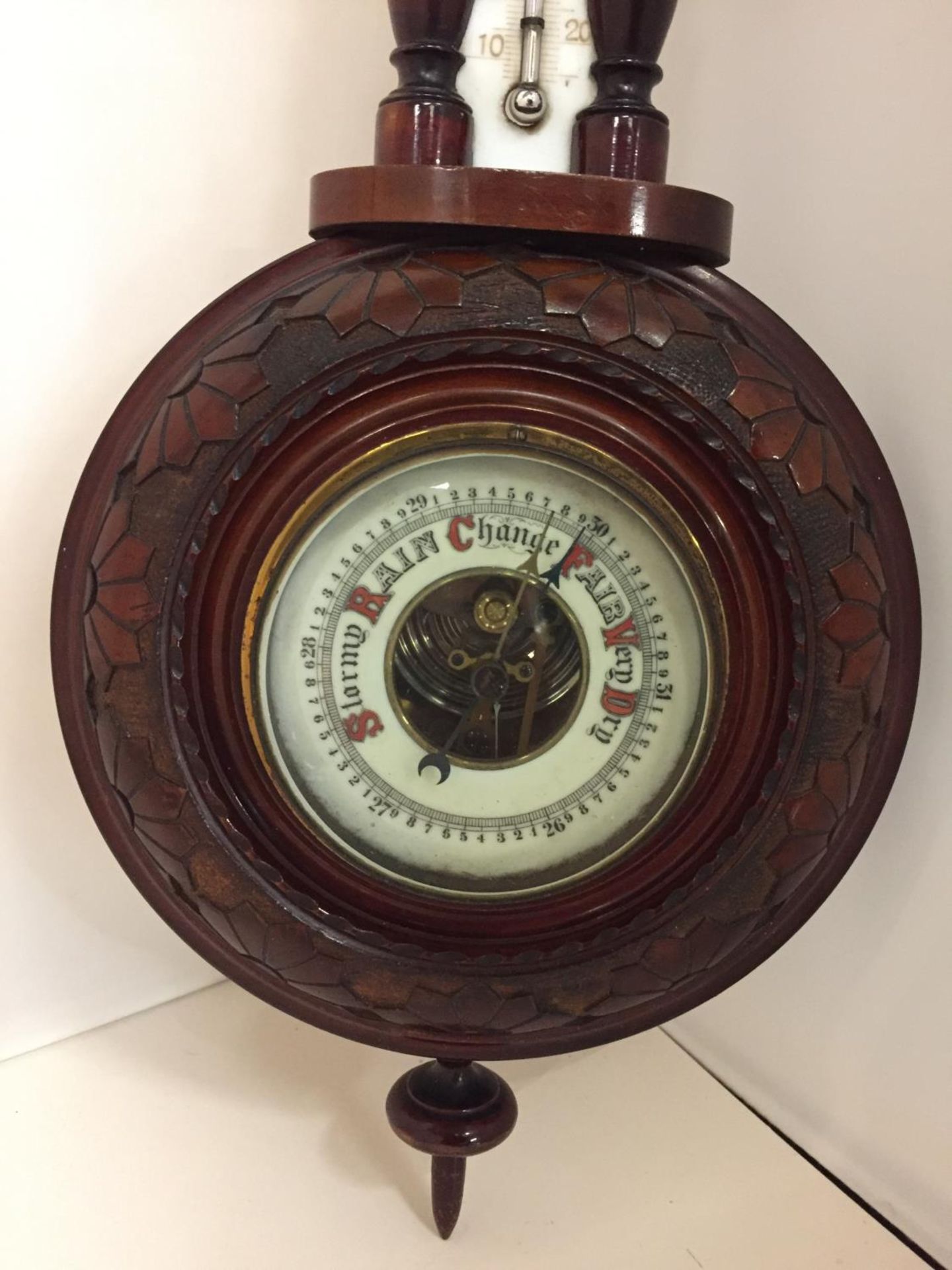 AN ORNATE WALL BAROMETER - Image 6 of 6