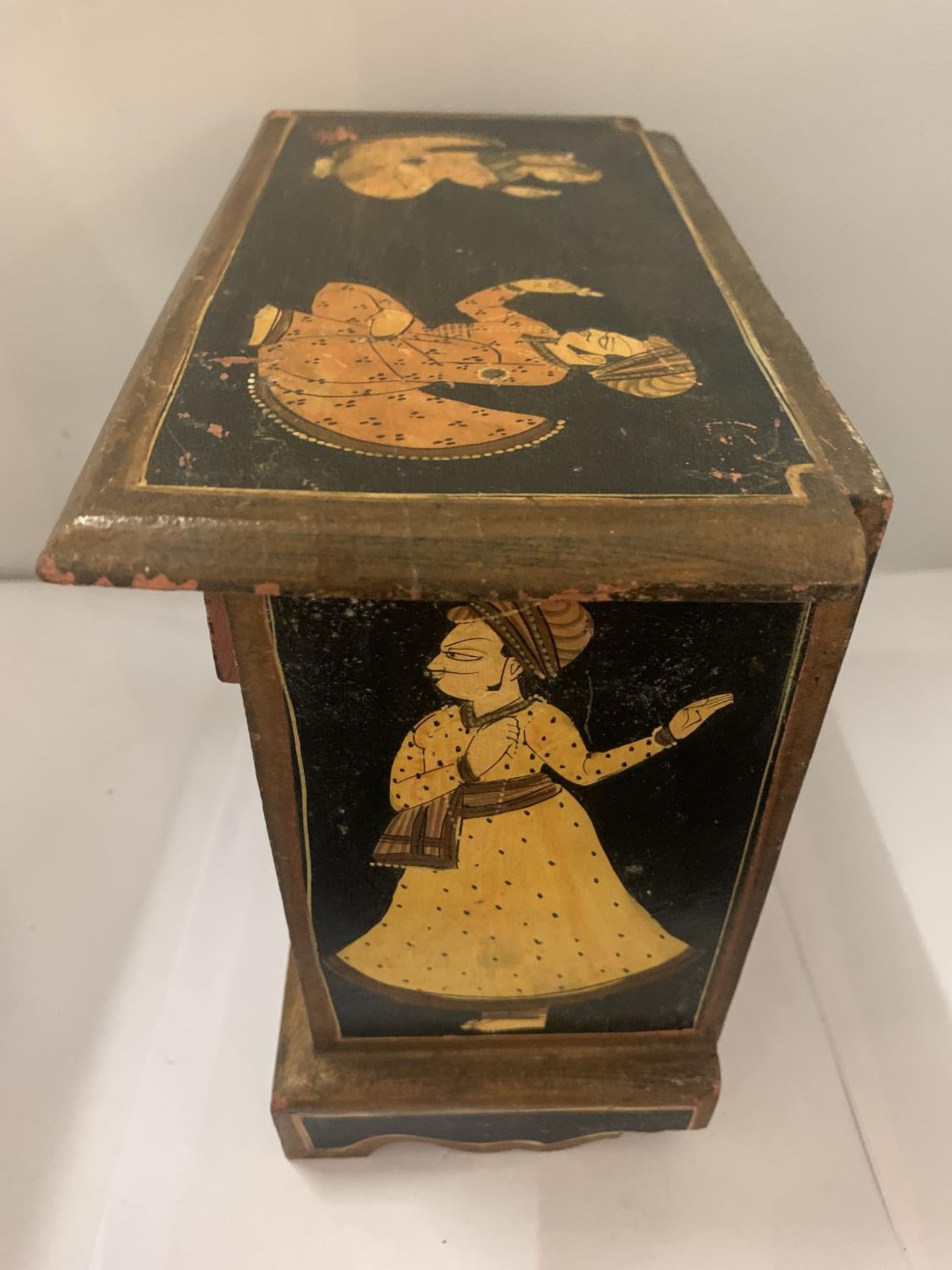 A SMALL CHEST OF FIVE DRAWERS WITH ORIENTAL FIGURES TO THE TOP AND BOTH SIDES, HEIGHT 21.5CM, - Image 3 of 4